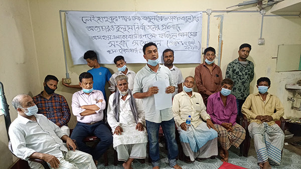 হামলা-মামলা থেকে রক্ষা পেতে লোহাগাড়ায় এক দিনমজুরের সংবাদ সম্মেলন