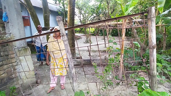 নওগাঁয় দুইমাস যাবত প্রভাবশালীর দখলে ৩টি পরিবারের চলাচলের রাস্তা