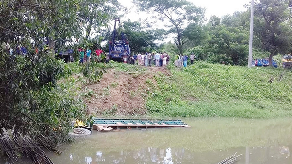 লোহাগাড়ায় নিয়ন্ত্রণ হারিয়ে বাঁশভর্তি ট্রাক পুকুরে