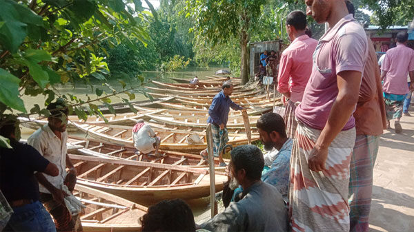 নওগাঁর আত্রাই উপজেলার ঐতিহ্যবাহি সমসপাড়ার নৌকার হাট জমে উঠেছে