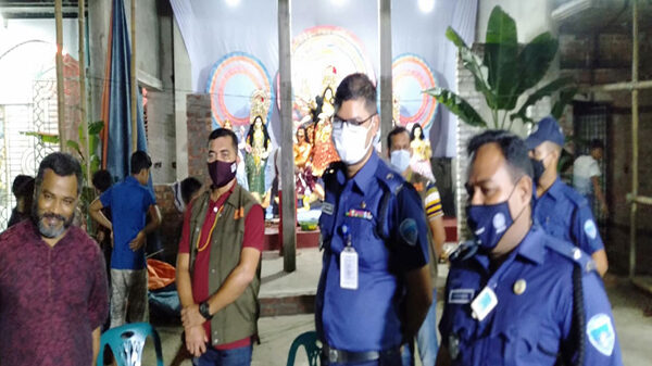 মুরাদনগরে অতিরিক্ত পুলিশ সুপারের পূজামণ্ডপ পরিদর্শন