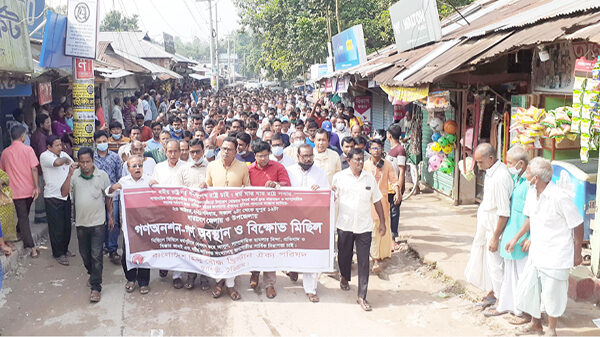 সাম্প্রদায়িক হামলার প্রতিবাদে ফুলবাড়ীতে গণঅবস্থান ও বিক্ষোভ মিছিল