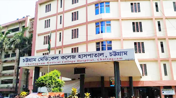 চট্টগ্রাম মেডিকেল কলেজ হাসপাতালের মর্গে রাখা দুই নারীর মরদেহের সঙ্গে বিকৃতাচারের ঘটনা ঘটেছে। এ ঘটনায় মো. সেলিম (৪৮) নামের এক ডোমকে গ্রেপ্তার