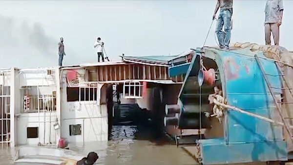 পাটুরিয়া ৫নং ফেরী ঘাটে কাত হয়ে ডুবে গেল ফেরী (ভিডিও)