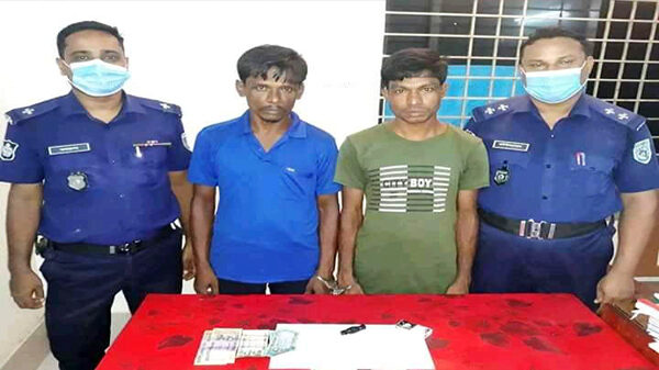 ঠাকুরগাঁওয়ের রাণীশংকৈল উপজেলার গন্ডগ্রাম থেকে বৃহস্পতিবার (১৪ অক্টোবর) ৩৯ পিস ইয়াবাসহ সামসুল হক ফুচু (৪০)ও দবিরুল ইসলাম (৩০) নামে দু' মাদকব্যবসায়ীকে