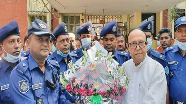 মুরাদনগরে এমপি ইউসুফ আব্দুল্লাহ হারুনকে ফুলেল শুভেচ্ছা জানান নবাগত ওসি আবুল হাসিম