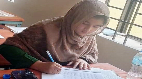 বাবার লাশ বাড়িতে রেখে পরীক্ষার হলে মেয়ে