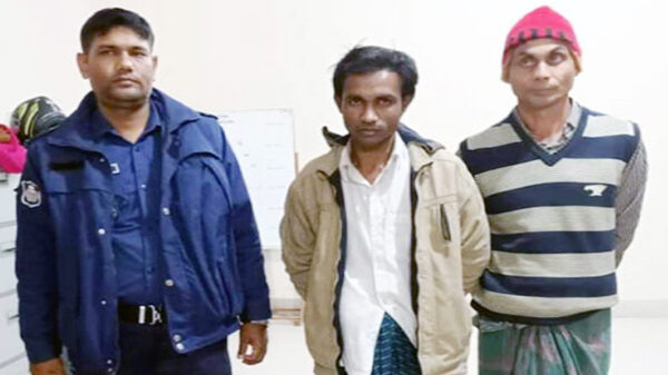 কুড়িগ্রামের নাগেশ্বরীতে সীমানা পিলার সদৃশ একটি বস্তুসহ প্রতারক চক্রের ২ জন আটক