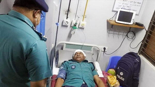 কক্সবাজারে নির্বাচন কেন্দ্রিক সহিংসতায় আহত পুলিশ সদস্যদের দেখতে গেলেন সিএমপি কমিশনার