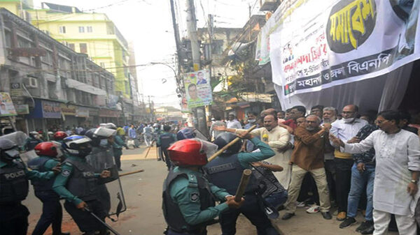 খুলনায় পুলিশ-বিএনপি নেতাকর্মীদের সংঘর্ষে আহত ১৪