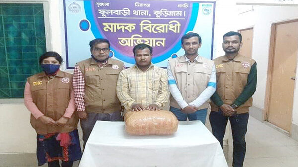 ফুলবাড়ীতে গাঁজাসহ অটোরিকশা চালক কাম মাদক ব্যবসায়ী আটক