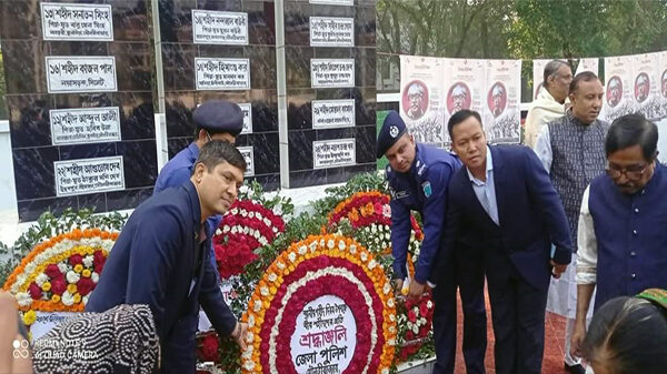 মৌলভীবাজারে স্থানীয় শহীদ দিবস উপলক্ষে জেলা পুলিশের শ্রদ্ধাঞ্জলি
