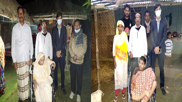 দুই শারীরিক প্রতিবন্ধীকে হুইলচেয়ার দিলেন ইউএনও