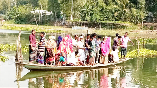 ব্রিজ না থাকায় ১৫ গ্রামের কয়েক হাজার মানুষের একমাত্র ভরসা খেয়া নৌকা