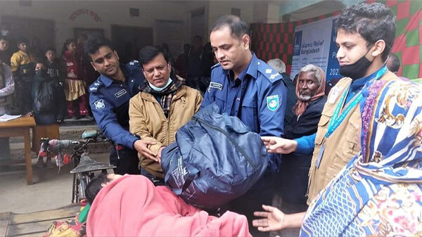 নবাবগঞ্জে শীতার্তদের মাঝে শীত বস্ত্র বিতরণ