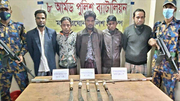 কক্সবাজারে ডাকাতির প্রস্তুতিকালে দেশীয় অস্ত্রসহ ৫ রোহিঙ্গা আটক