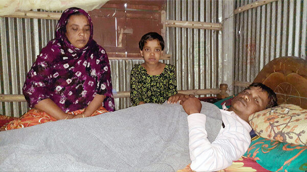 অর্থাভাবে চিকিৎসা হচ্ছে না শফিকুলের, সহায়তার আর্তি স্ত্রী-সন্তানের
