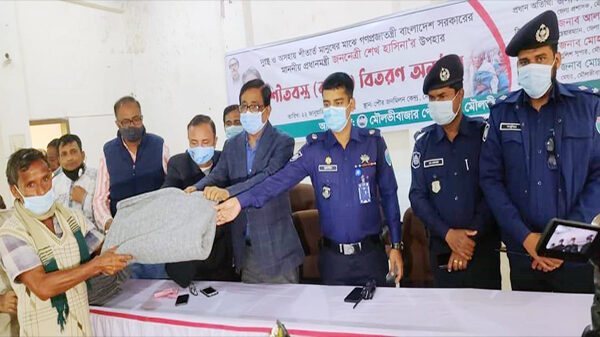 মৌলভীবাজার পৌরসভার উদ্যোগে শীতবস্ত্র বিতরণ