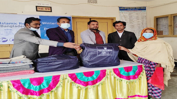 নবাবগঞ্জে ৩শ ৩৬ পরিবারকে শীতবস্ত্র দিল ইসলামিক রিলিফ বাংলাদেশ
