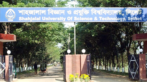 হল ছাড়ছে শাবিপ্রবির শিক্ষার্থীরা, আহত শিক্ষার্থীদের শরীরে গুলির আঘাত!