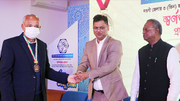 নওগাঁয় চেম্বারের সাধারন সভায় সদস্য জনপ্রতিনিধি ও দেশের খ্যাতিমান ব্যবসায়ীদের সম্বর্ধনা প্রদান