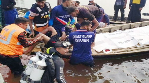 চাঁদপুরে ডাকাতিয়া নদীতে বাল্কহেড-ট্রলার সংঘর্ষে ৫ শ্রমিক নিহত