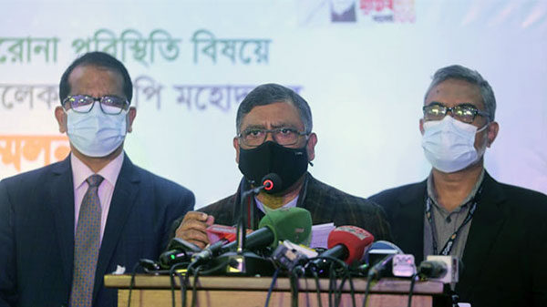 ৪০ বছর বয়সীরা বুস্টার ডোজ, ১২ বছরের ঊর্ধ্বে হলেই সবাই পাবে টিকা