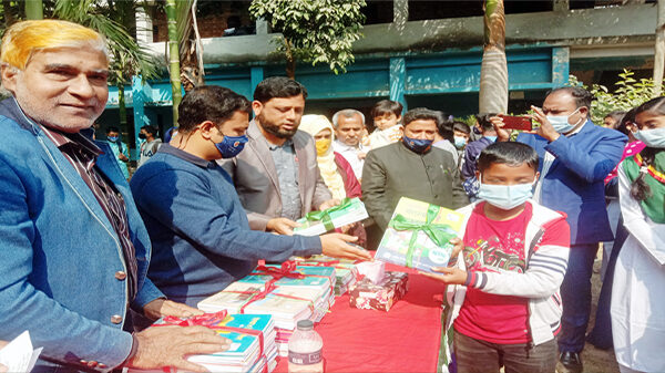 নওগাঁ জেলায় প্রাথমিক পর্যায়ে ১৩ লক্ষ ১ হাজার ২২৩ এবং মাধ্যমিক পর্যায়ে ৩৬ লক্ষ ৩২ বই বিতরন কার্যক্রম চলছে