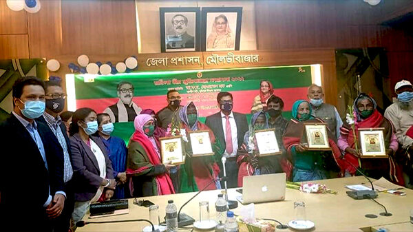 মৌলভীবাজারে ৬ নারী মুক্তিযোদ্ধা'কে সন্মাননা প্রধান