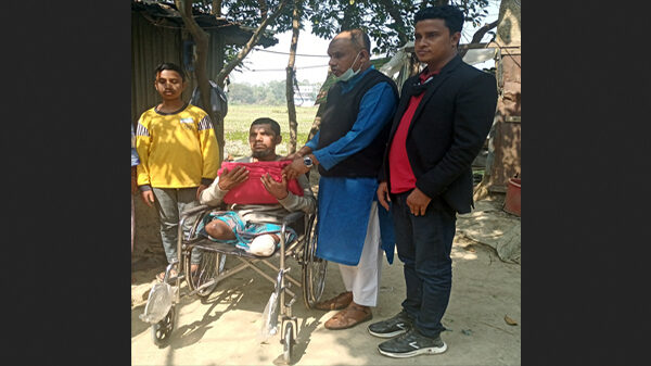 সড়ক দুর্ঘটনায় দুই পা হারানো জসিমকে হুইলচেয়ার ও কম্বল প্রদান