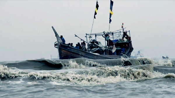 বঙ্গোপসাগরে ঝড়ের কবলে পড়ে ১৮ ট্রলার ডুবি