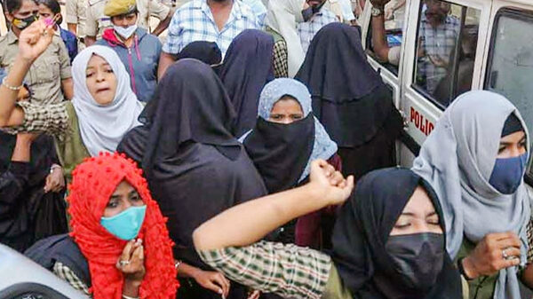 কর্ণাটকে হিজাব নিষিদ্ধের বিরুদ্ধে বিক্ষোভ করায় ৫৮ ছাত্রী বহিষ্কার
