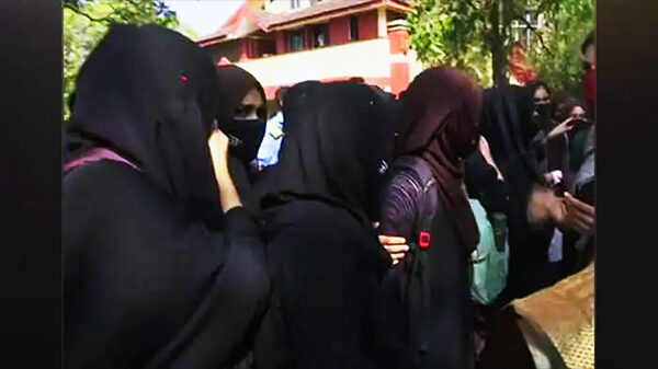 কর্ণাটকে ছাত্রীরা হিজাব পরায় ফের কলেজে ঢুকতে পারলো না