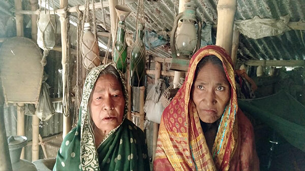 মুরাদনগরে খুপড়ি ঘরেই অসহায় ভূমিহীন দুই বিধবার দুই যুগ পার, কেউই পায়না ভাতা