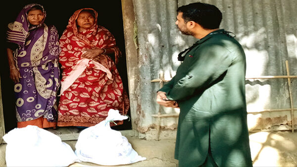 ফেইসবুকে ভাইরাল হওয়া সেই অসহায় দুই বিধবার বাড়িতে খাদ্য সামগ্রী নিয়ে হাজির হলেন ইমন খাঁন