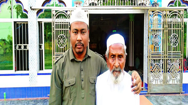 মুরাদনগরের সবচেয়ে বয়স্ক মানুষ মঞ্জুর আলী (১০৯) এখনও মসজিদে গিয়ে নামাজ পড়েন!