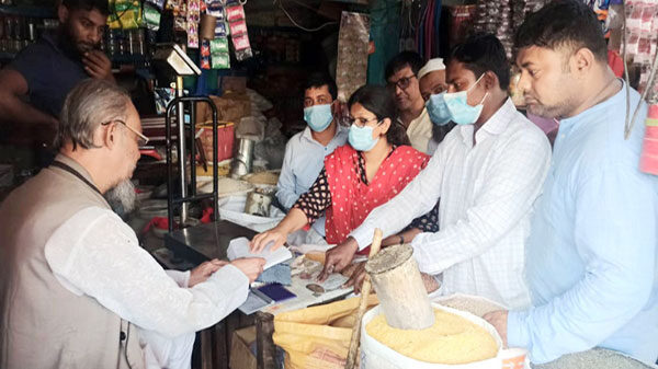 মুরাদনগরে দ্রব‍্যমূল‍্য ঊর্ধগতি নিয়ন্ত্রণে অভিযান, ভ্রাম‍্যমান আদালতে জরিমানা