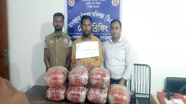 ফুলবাড়ীতে ডিএনসি সদস্যদের অভিযানে ২৭ কেজি গাঁজাসহ মাদক ব্যবসায়ী গ্রেফতার