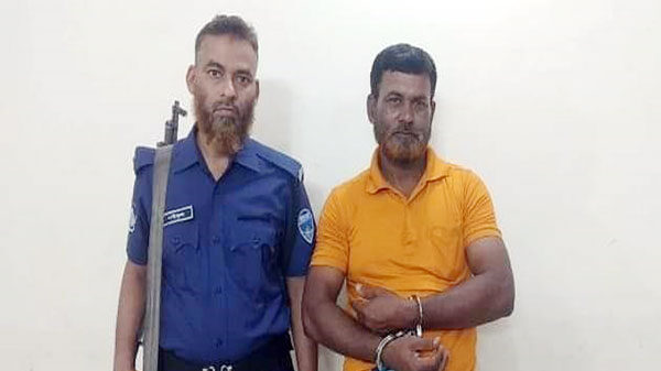 বাঞ্ছারামপুরের শীর্ষসন্ত্রাসী ইকবাল হোমনায় গ্রেফতার, এলাকায় মিষ্টি বিতরণ