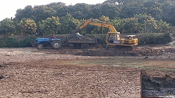 সাপাহারে পুকুর খননে অবৈধ ট্রাক্টর চলাচলে রাস্তার বেহাল দশা