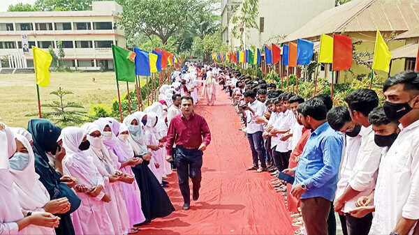 শিক্ষার্থীদের রোদে ২ ঘন্টা দাঁড় করিয়ে কলেজের প্রতিষ্ঠাতাকে সংবর্ধনা