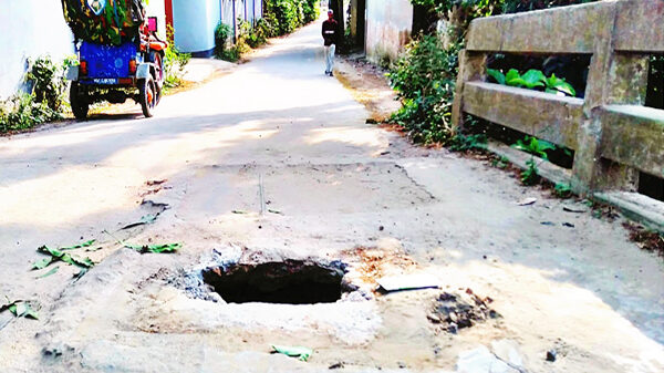 মুরাদনগরে ভাঙ্গা সেতুর প্লেইটভার চুরি, বিশ হাজার লোকের চলাচলে ঝুঁকি