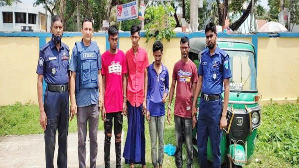 কুলাউড়ায় চোরাই সিএনজিসহ ৪জনকে গ্ৰেফতার