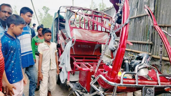 কুড়িগ্রামে বালুবাহী ট্রাক চাপায় নিহত ১ ও মুক্তিযোদ্ধাসহ আহত ৫