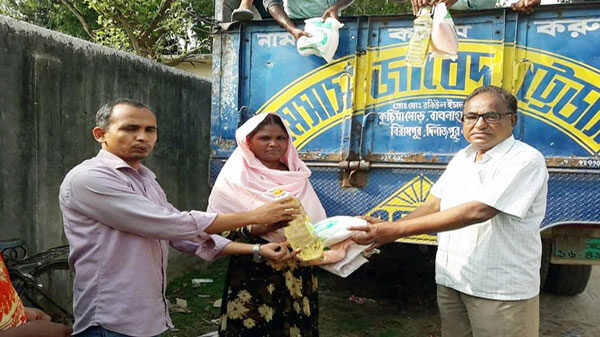 আফতাবগঞ্জে উপকারভোগীদের মাঝে টিসিবি’র পণ্য সামগ্রী বিতরণ