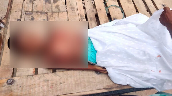 বাবার অসাবধানতার কারণে সড়কে প্রান গেল এক শিশুর