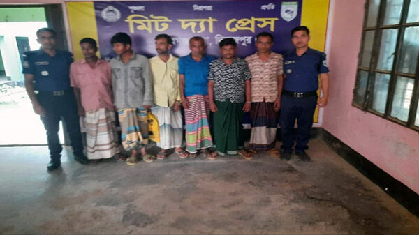 নবাবগঞ্জে ভ্রাম্যমাণ আদালতে ৫ জুয়ারীর ১৫ দিনের বিনাশ্রম কারাদণ্ড ও টাকা জব্দ