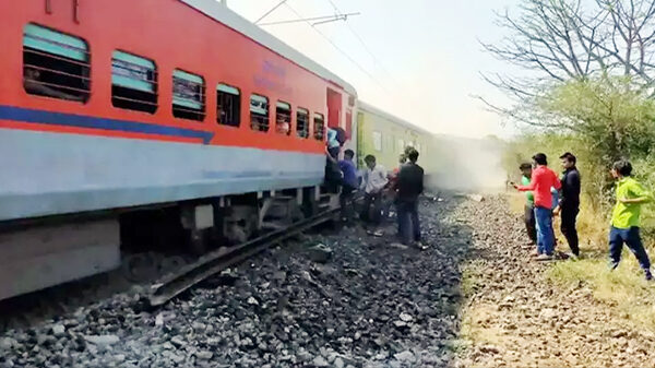 ভারতে ট্রেনের নিচে চাপা পড়ে ৫ জন নিহত