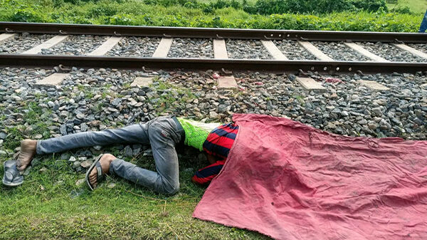 নীলফামারীর সৈয়দপুরে ট্রেনে কাটা পড়ে এক বাদাম বিক্রেতার মৃত্যু !