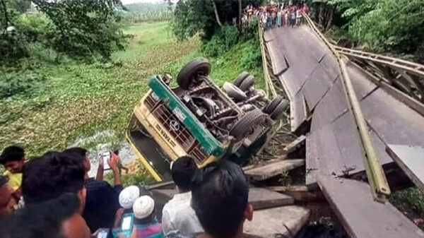 কুমিল্লার আট বেইলি ব্রিজে ঝুঁকিপূর্ণ যাত্রা প্রতিদিন